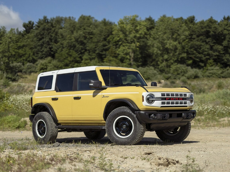 Conquer trails with ease with the 2024 Ford Bronco near Eustis FL